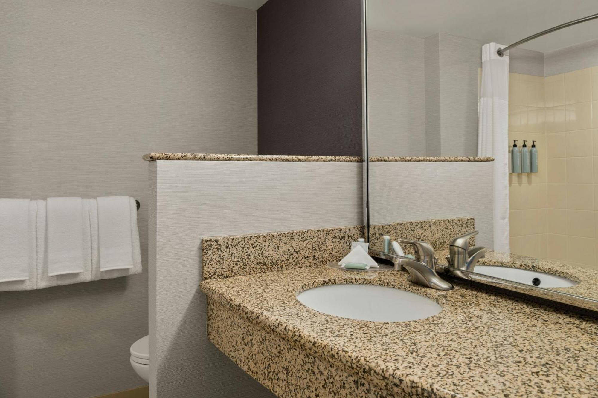 Courtyard By Marriott Halifax Downtown Hotel Екстериор снимка