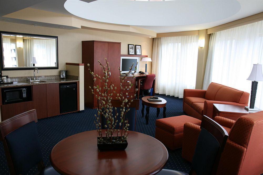 Courtyard By Marriott Halifax Downtown Hotel Стая снимка